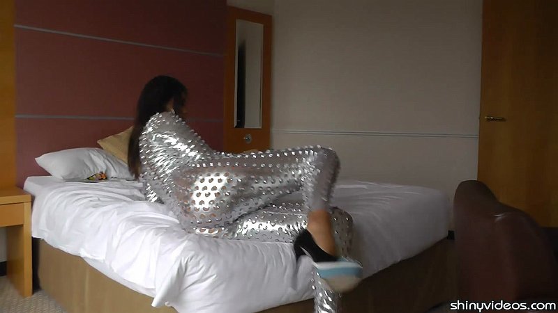 EmmaGreen_ShinyCatsuit_12.jpg