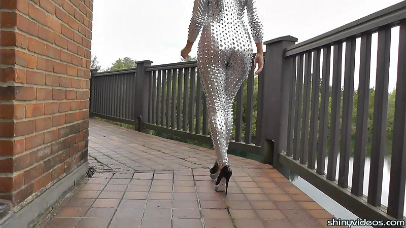 EmmaGreen_ShinyCatsuit_27.jpg